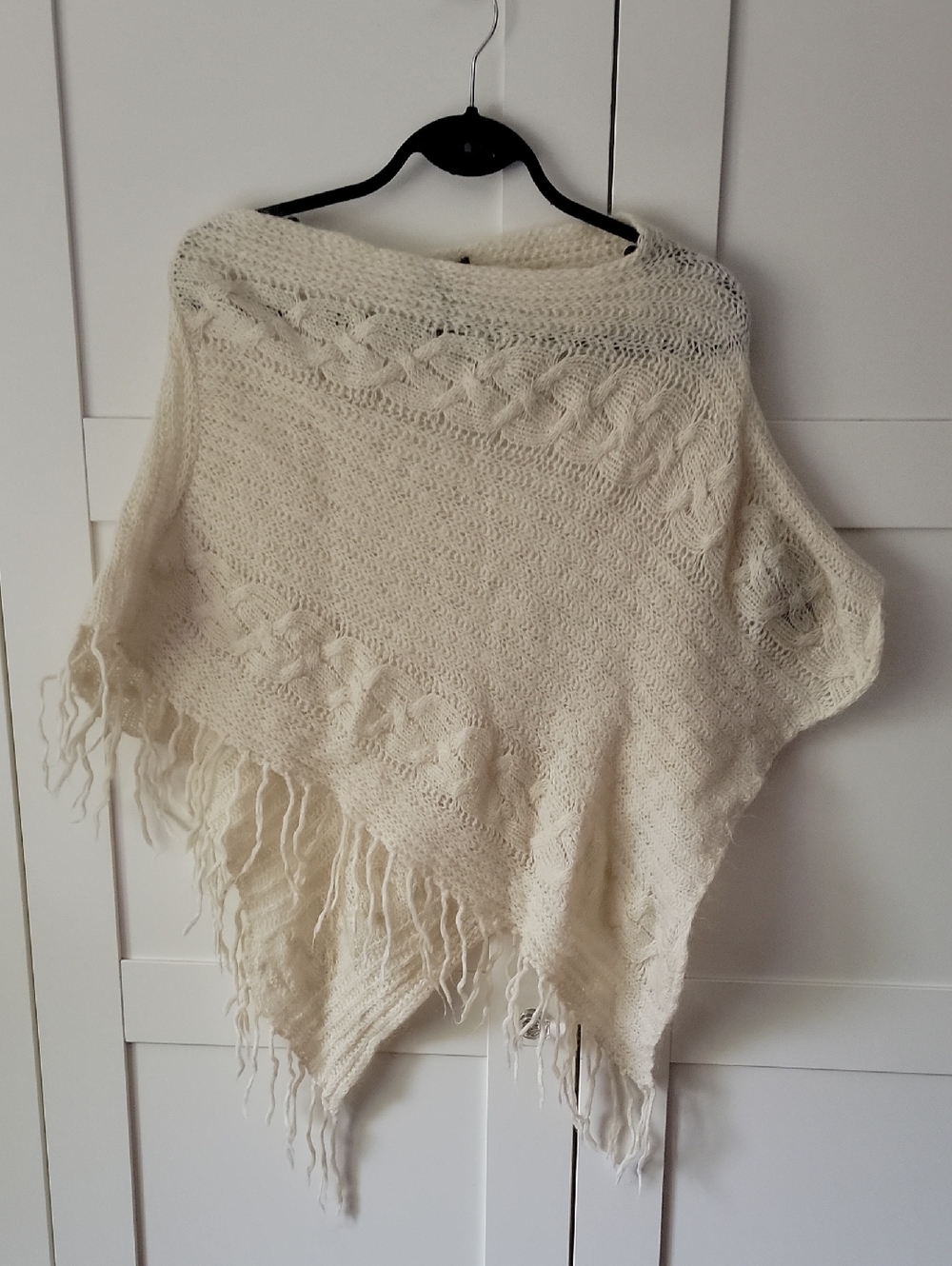 ❄️3/$30 American Eagle Outfitters Cream Cable-Knit Fringe Poncho Shrug